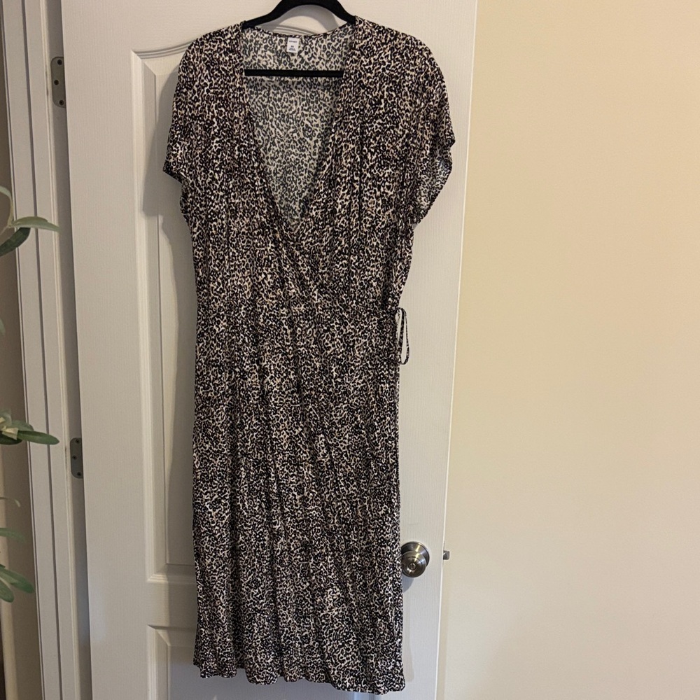 Old Navy Leopard Print Wrap V-neck Midi Dress